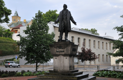 Informační centrum bude v Semilech stále nedaleko od sochy F. L. Riegra.